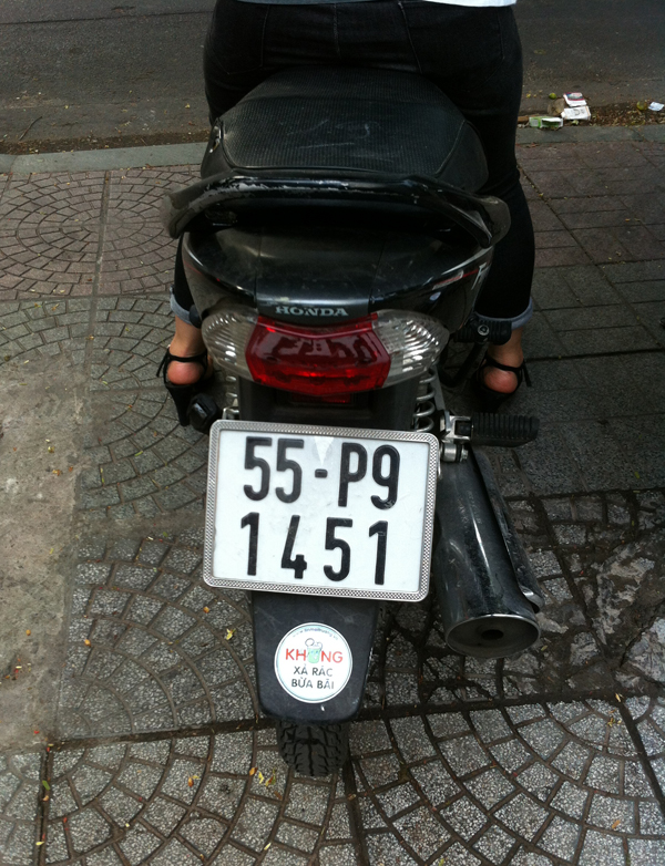 Sticker[-]"Không[-]xả[-]rác[-]bừa[-]bãi"[-]hiện[-]diện[-]trên[-]nhiều[-]xe[-]máy[-]của[-]bạn[-]trẻ